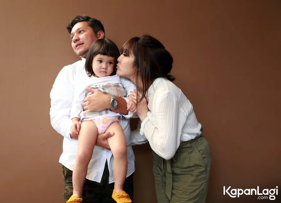 Ketika Gisel pulang kerja, Baby Gempi bertanya 'Gak kerja lagi?' pada sang ibu © KapanLagi.com/Muhammad Akrom Sukarya
