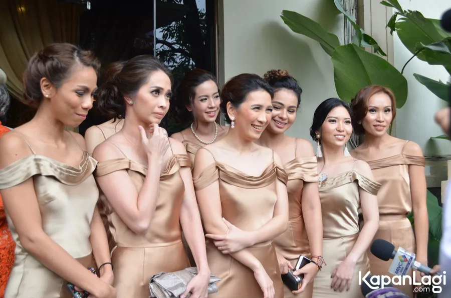 Verlita Evelyn dan Jennifer Arnelita ada dalam jajaran bridesmaid pernikahan Momo Geisha © KapanLagi.com/Natanael Sepaya