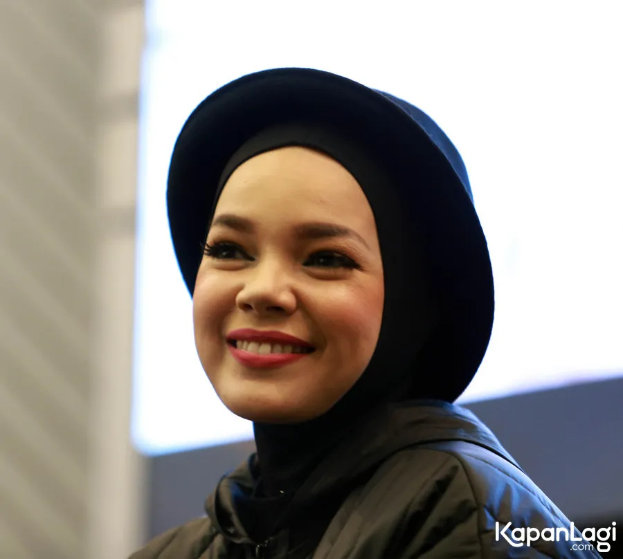 Dewi Sandra hadiri acara pernikahan Rinni Wulandari dan Jevin Julian. © KapanLagi.com/Muhammad Akrom Sukarya