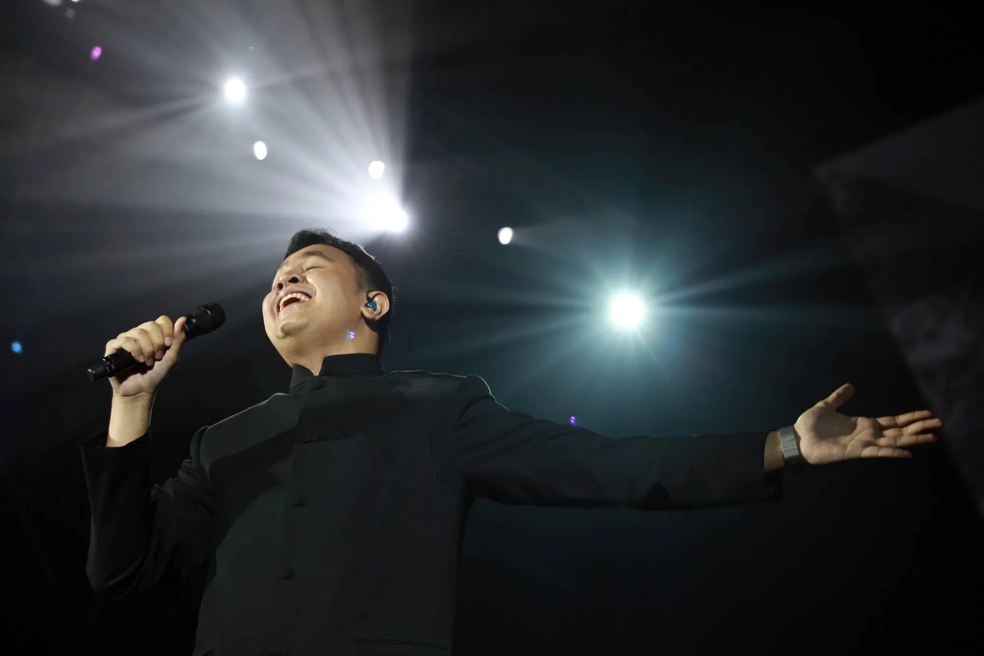 Lewat merchandise, Tulus berharap fansnya bisa memiliki barang koleksi dari sosok yang memang diidolakan © KapanLagi.com/Muhammad Akrom Sukarya