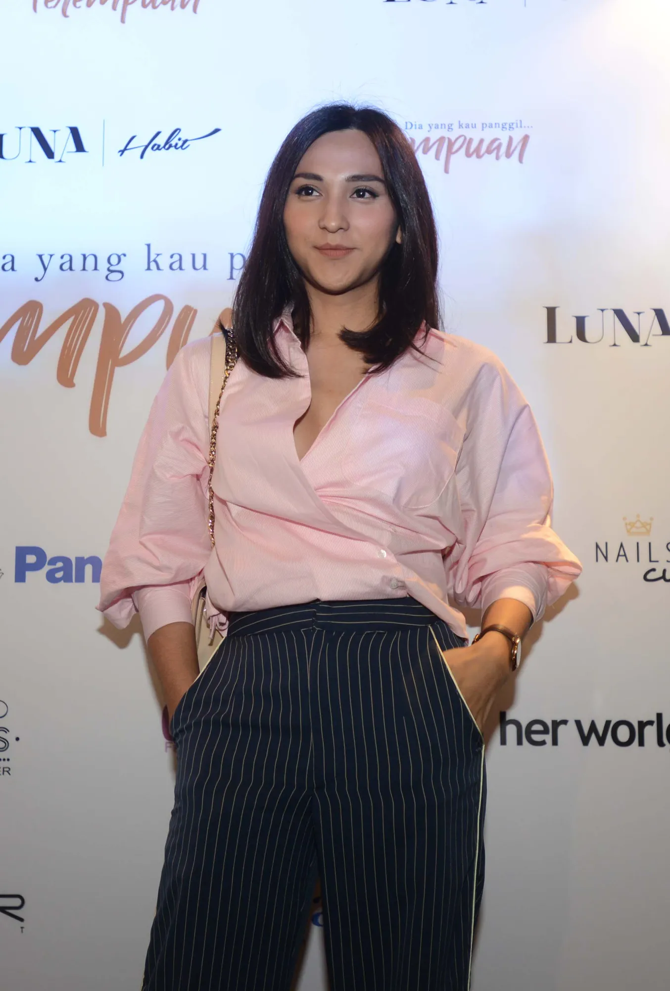 Dena Rachman, lebih suka tas branded yang memang sesuai dengan personality-nya © KapanLagi.com/Bayu Herdianto