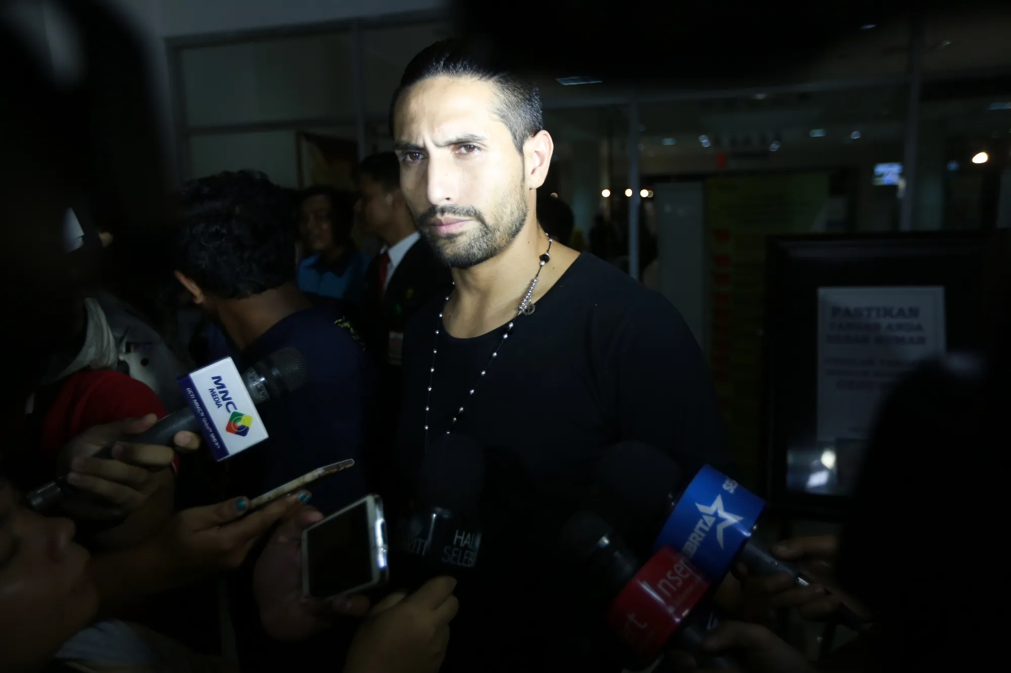 Gaston Castano sedang berusaha mencari tiket pesawat untuk mendatangi pemakaman Jupe © KapanLagi.com/Budy Santoso