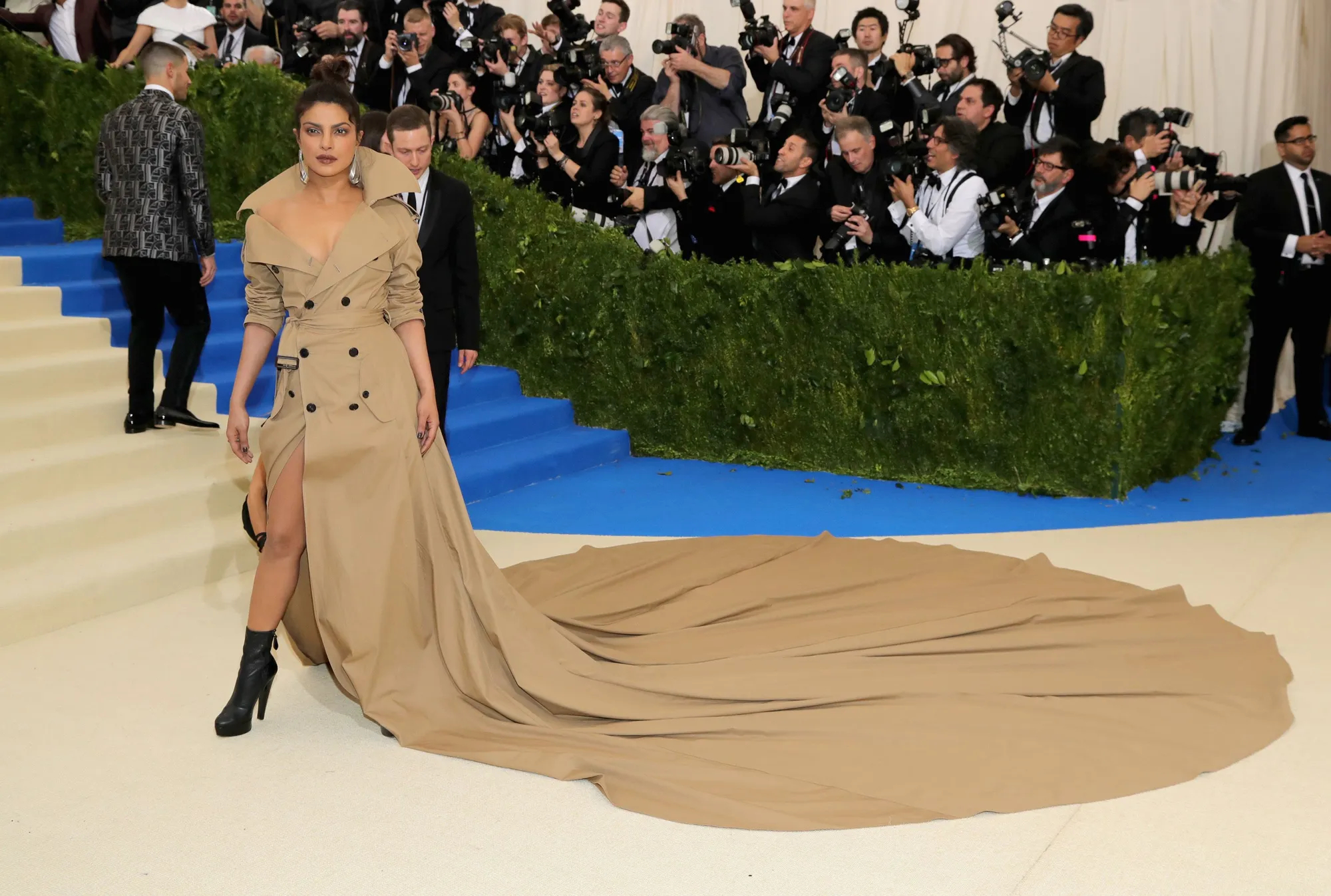 Priyanka stunning dengan trench coat ©AFP