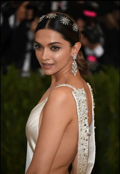 Gaun Deepika dianggap nggak nyambung dengan tema MET Gala ©instagram/tommyhilfigher