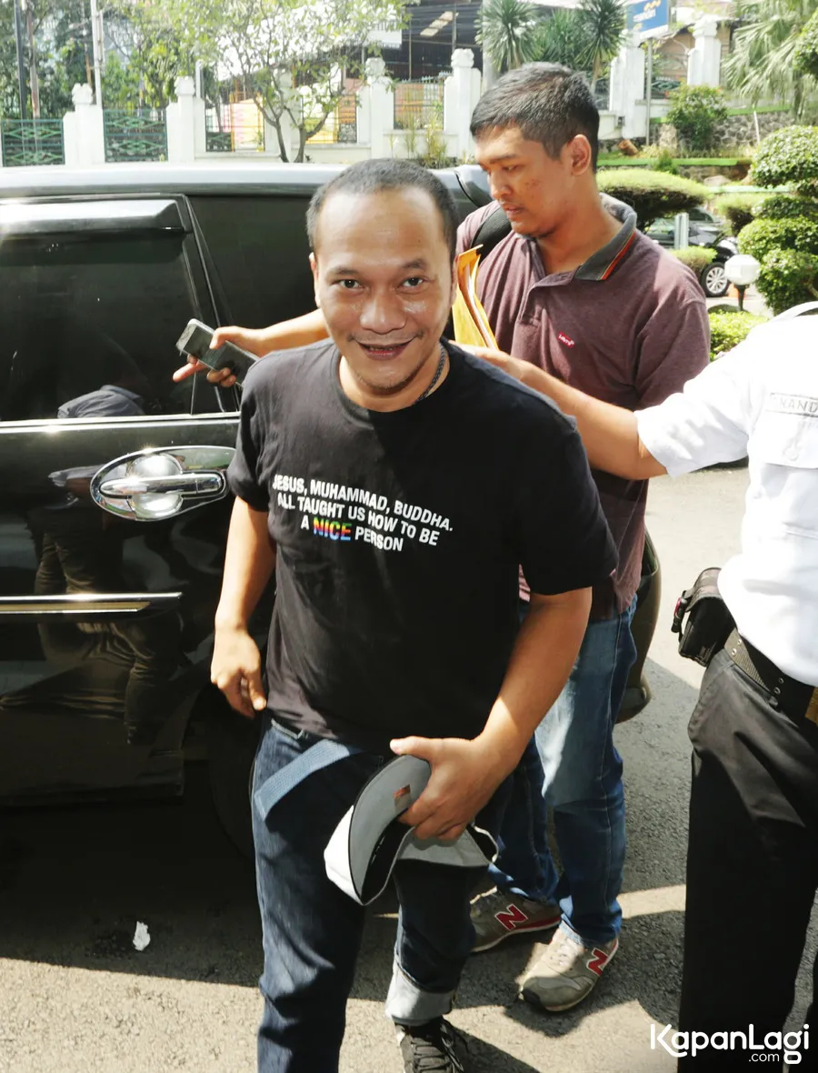 Hadir di RSKO, Iwa K tampak lebih segar dan lempar senyuman kepada awak media. © KapanLagi.com/Budy Santoso