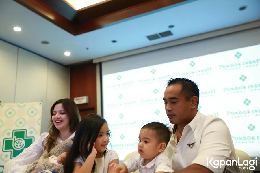 Nia Ramadhani dan Ardie Bakrie masih belum ingin anaknya punya rutinitas sebagai bintang iklan © 