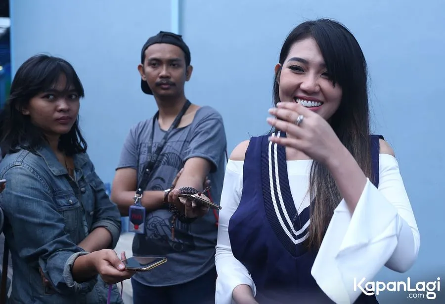 Kerap dibandingkan, Via Vallen mengaku punya tak punya masalah dengan Ayu Ting Ting © KapanLagi.com/Agus Apriyanto
