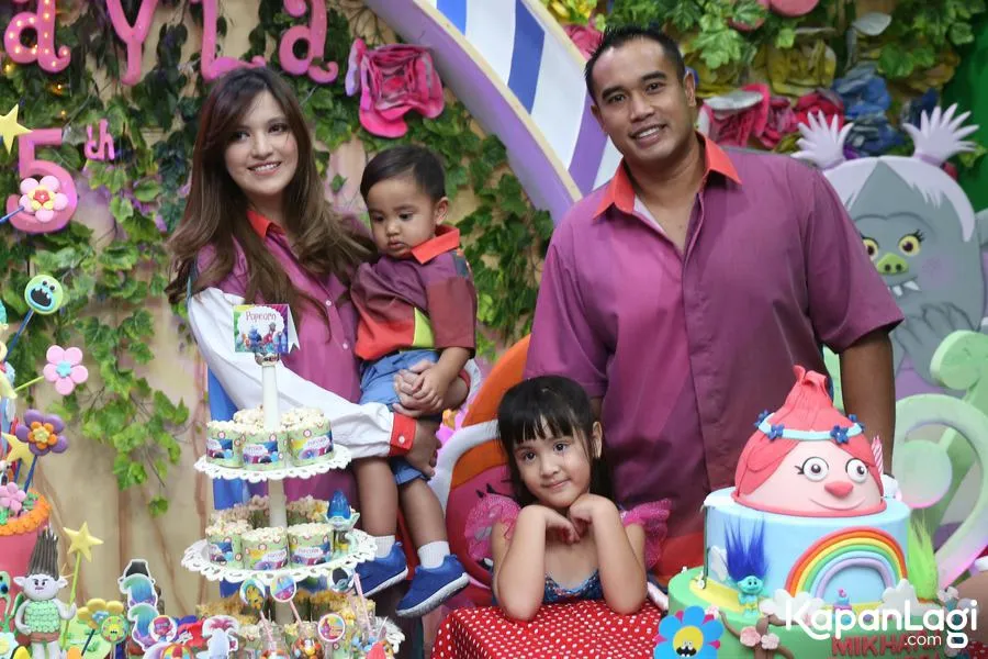 Nia Ramadhani menceritakan bagaimana lucunya Mikhayla mencari perhatian darinya dan Ardie © KapanLagi.com/Agus Apriyanto