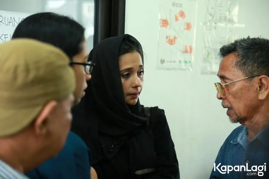 Ayu setia hadir di rumah duka hingga proses pemakaman © KapanLagi.com®/Akrom Sukarya