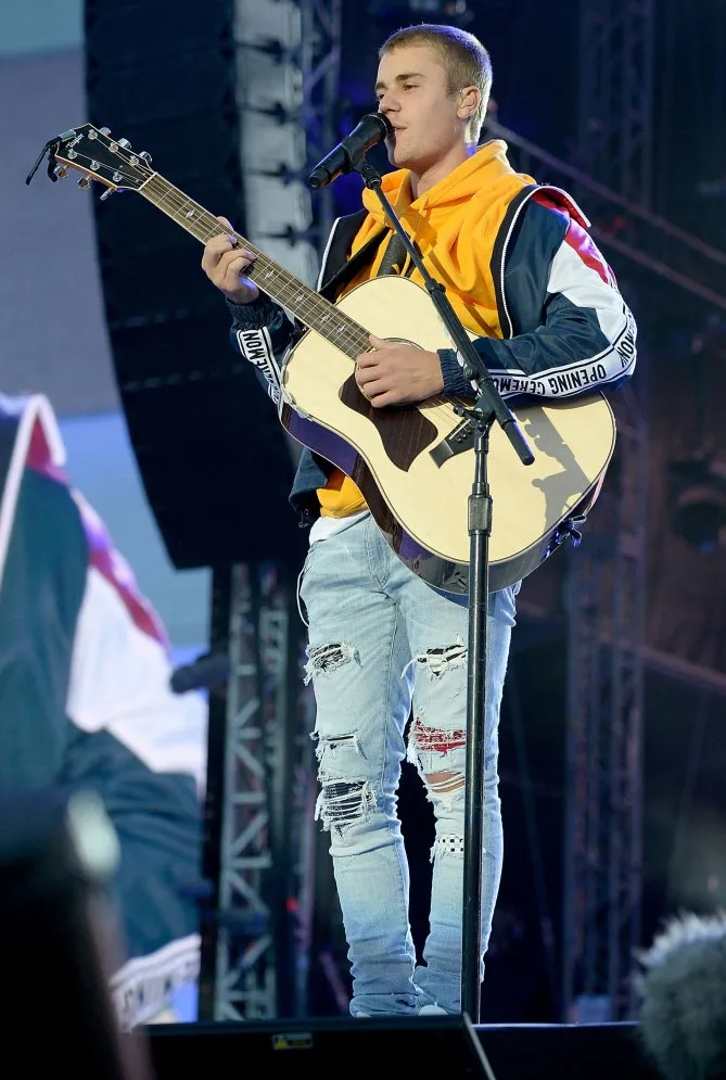 Penampilan Justin Bieber dalam konser amal One Love Manchester dipuji oleh Selena Gomez