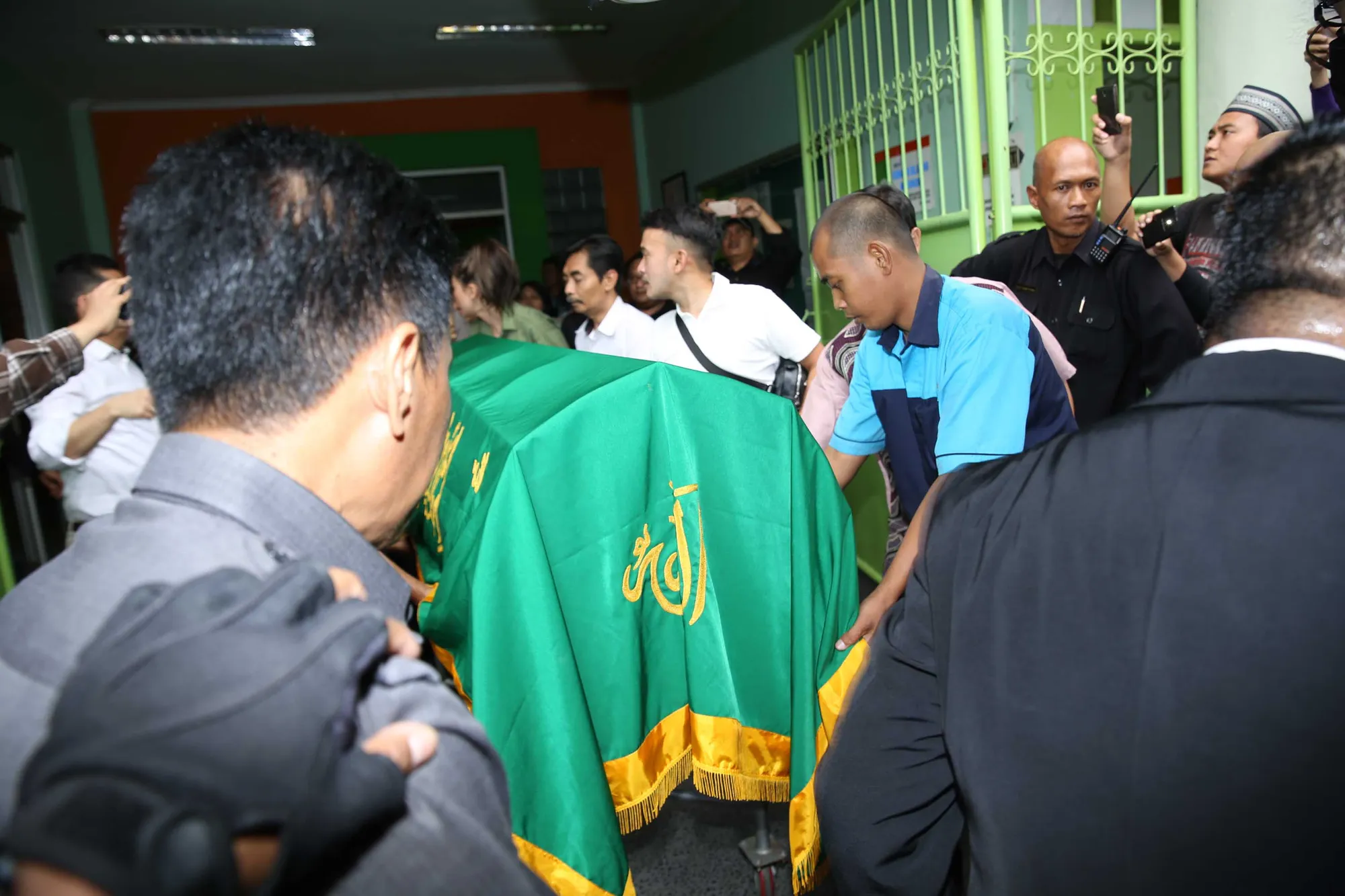 Jenazah Julia Perez ketika tiba di rumah duka ©KapanLagi.com®/Bayu Herdianto