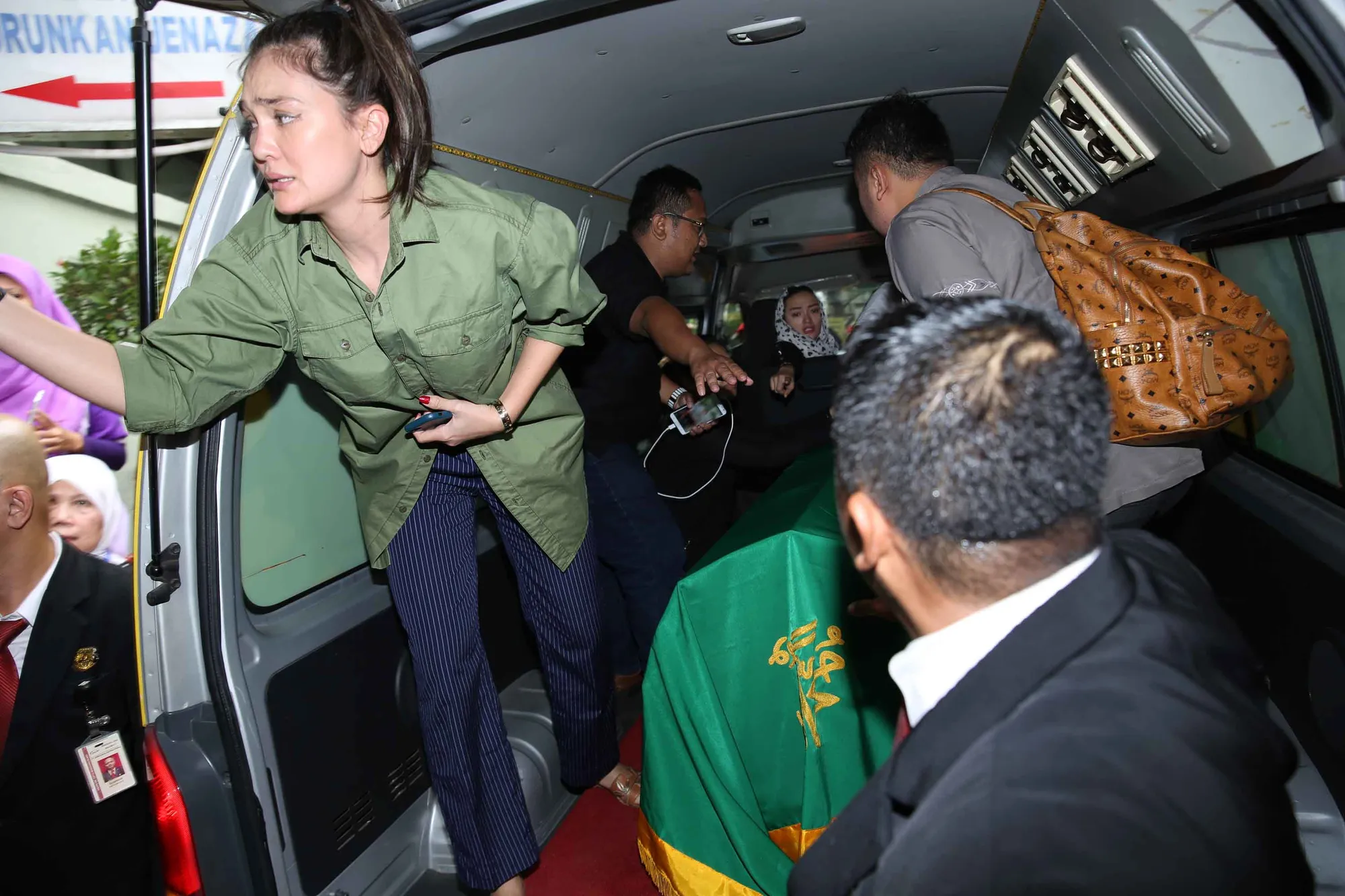 Suasana tetap ramai ketika jenazah Julia Perez masuk mobil ambulan © KapanLagi.com/Bayu Herdianto