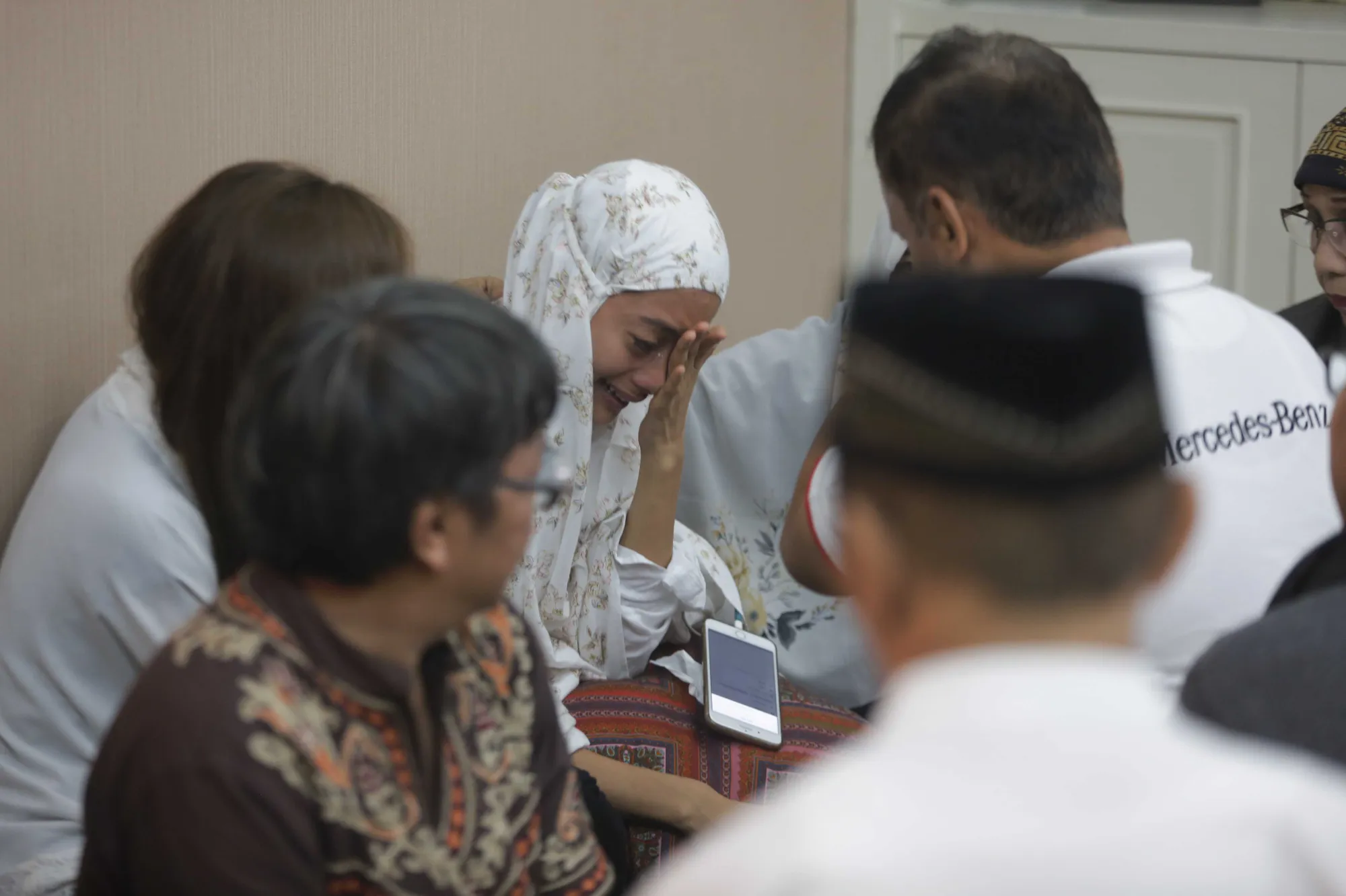 Tangis haru di rumah duka mengiringi kepergian suami Ririn Ekawati © KapanLagi.com/Budy Santoso