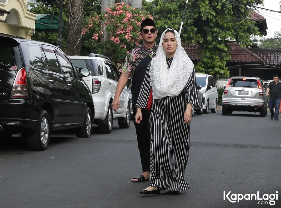 Ussy Sulistiawaty dan Andhika Pratama saat berkunjung ke rumah duka © KapanLagi.com/Budy Santoso