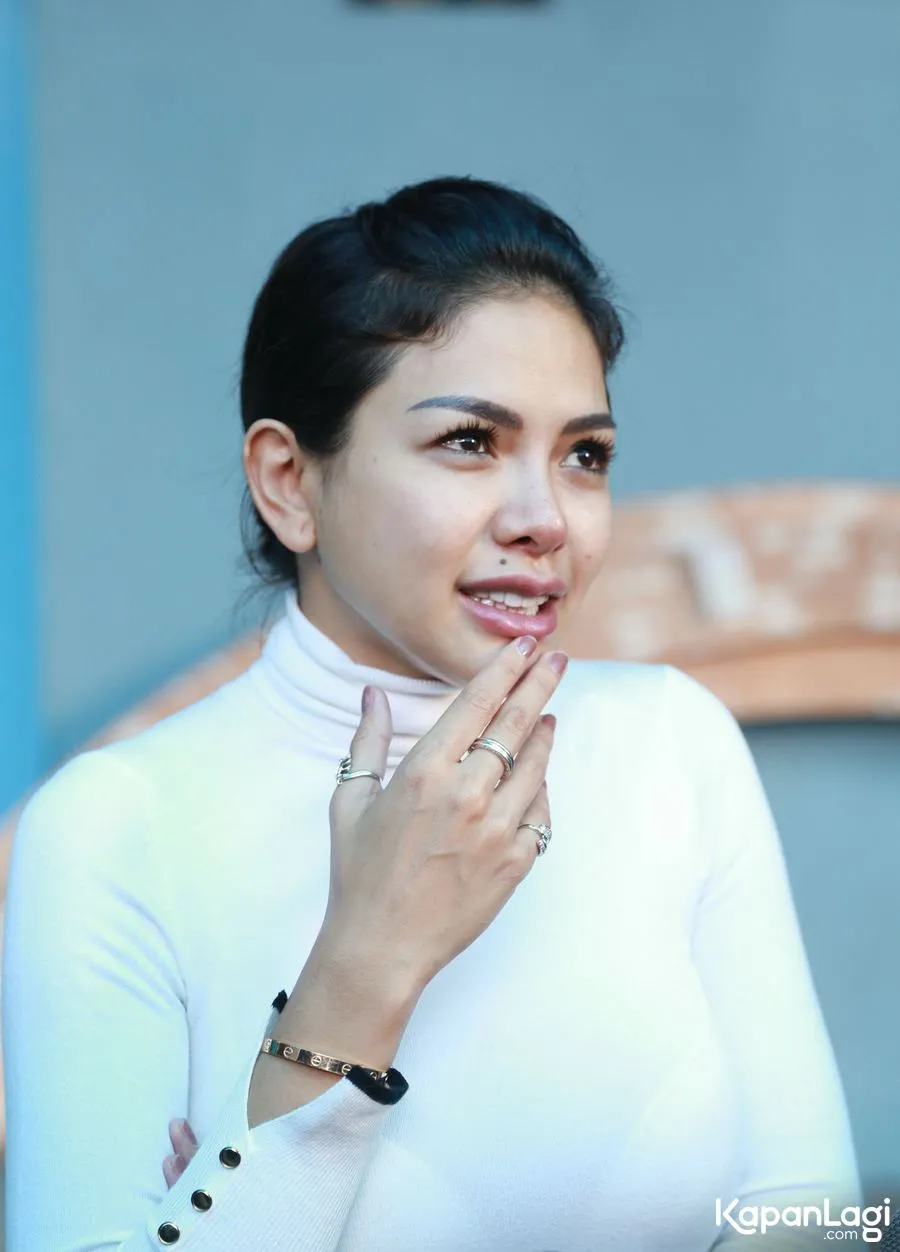 Nikita Mirzani mengubah penampilannya, tak hanya potong rambut pendek tapi juga memfiler bibir. © KapanLagi.com/Agus Apriyanto