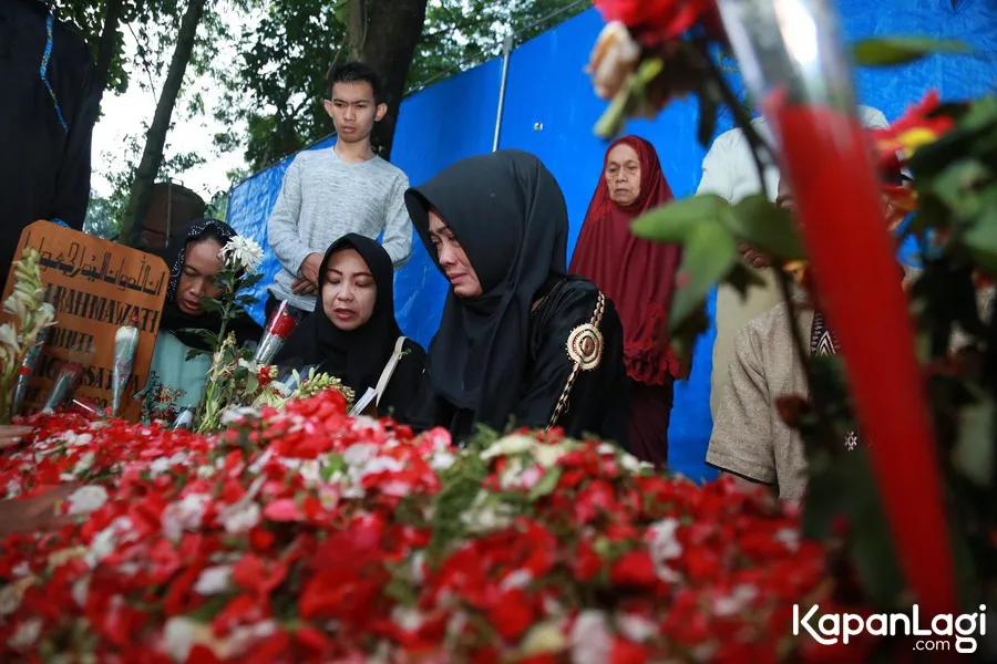 Ibu Julia Perez saat nyekar. © KapanLagi.com/Muhammad Akrom Sukarya