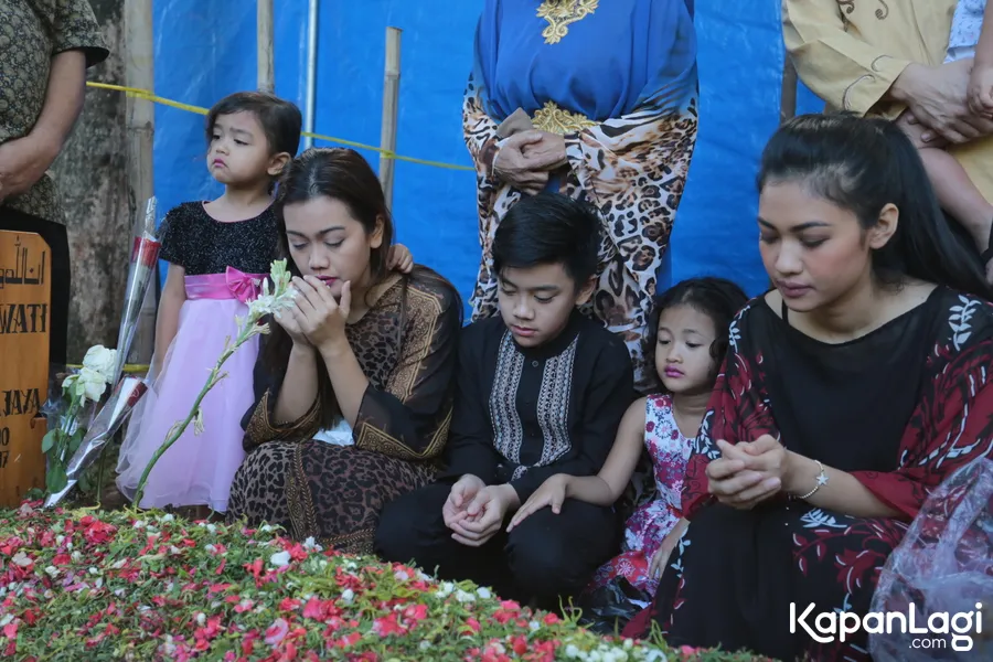 Keluarga nyekar ke makam almarhum Jupe © KapanLagi.com®/Bayu Herdianto