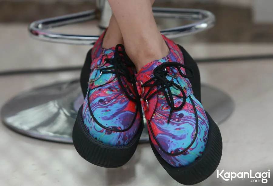 Sepatu kece Chelsea Islan saat hadiri sebuaha cara sosial.