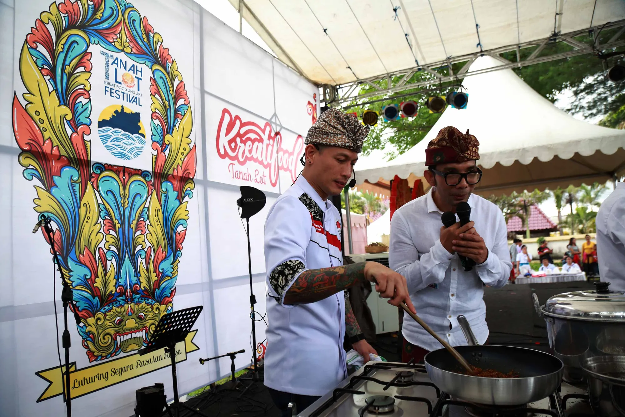 Jika sedang travelling, Indra Herlambang mengaku selalu mencari makanan khas, unik dan tak biasa © KapanLagi.com/Muhammad Akrom Sukarya
