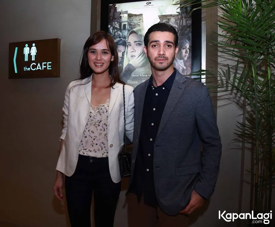 Renata Kusmanto membawa anak mereka menjenguk Fachri Albar di RSKO. © KapanLagi.com/Muhammad Akrom Sukarya