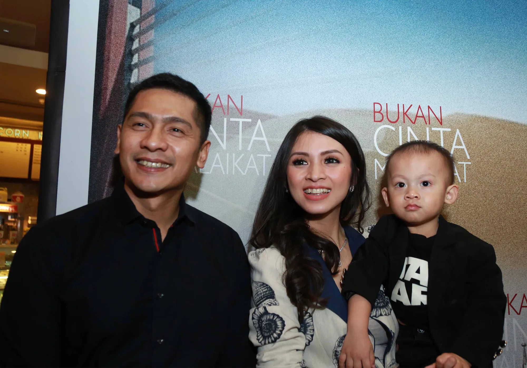 Bersama Adi Nugroho, Donita tengah menikmati momen tumbuh kembang Svarga yang sedang aktif-aktifnya © KapanLagi.com/Muhammad Akrom Sukarya