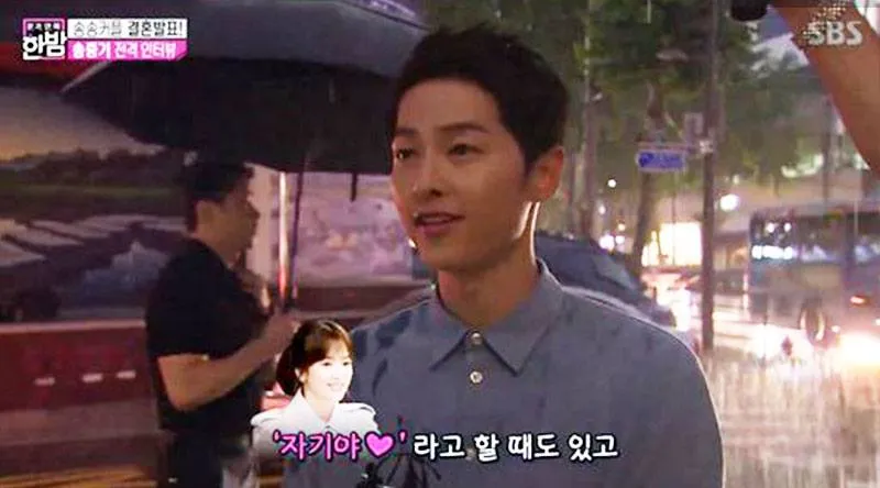 Song Joong Ki tampil rapi dengan mengenakan kemeja yang dikancingkan sampai penuh. © koreaboo.com