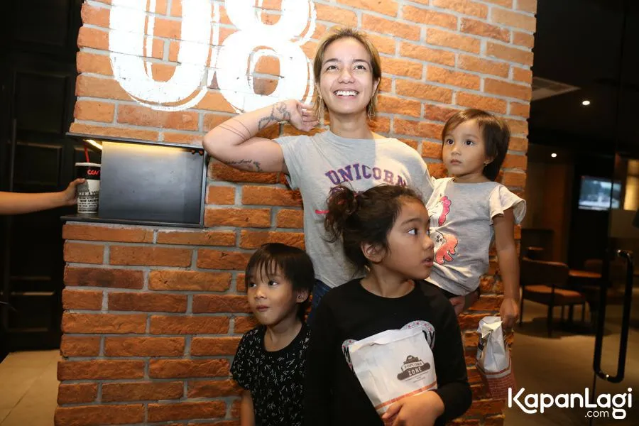 Sheila Marcia menghabiskan waktu bareng anak-anaknya sebelum kembali sibuk. © KapanLagi.com/Agus Apriyanto