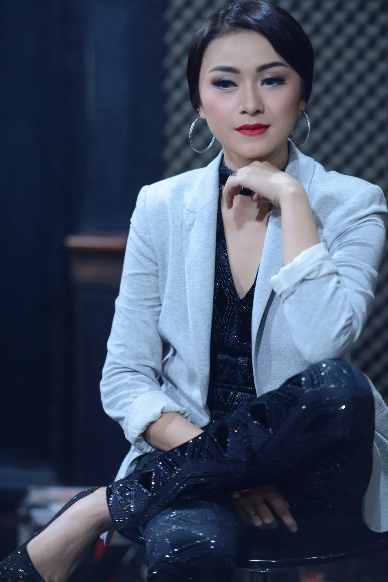 Meski harus menyesuaikan diri, Dara The Virgin tetap enjoy menikmati nyanyi sendiri © KapanLagi.com/Bayu Herdianto