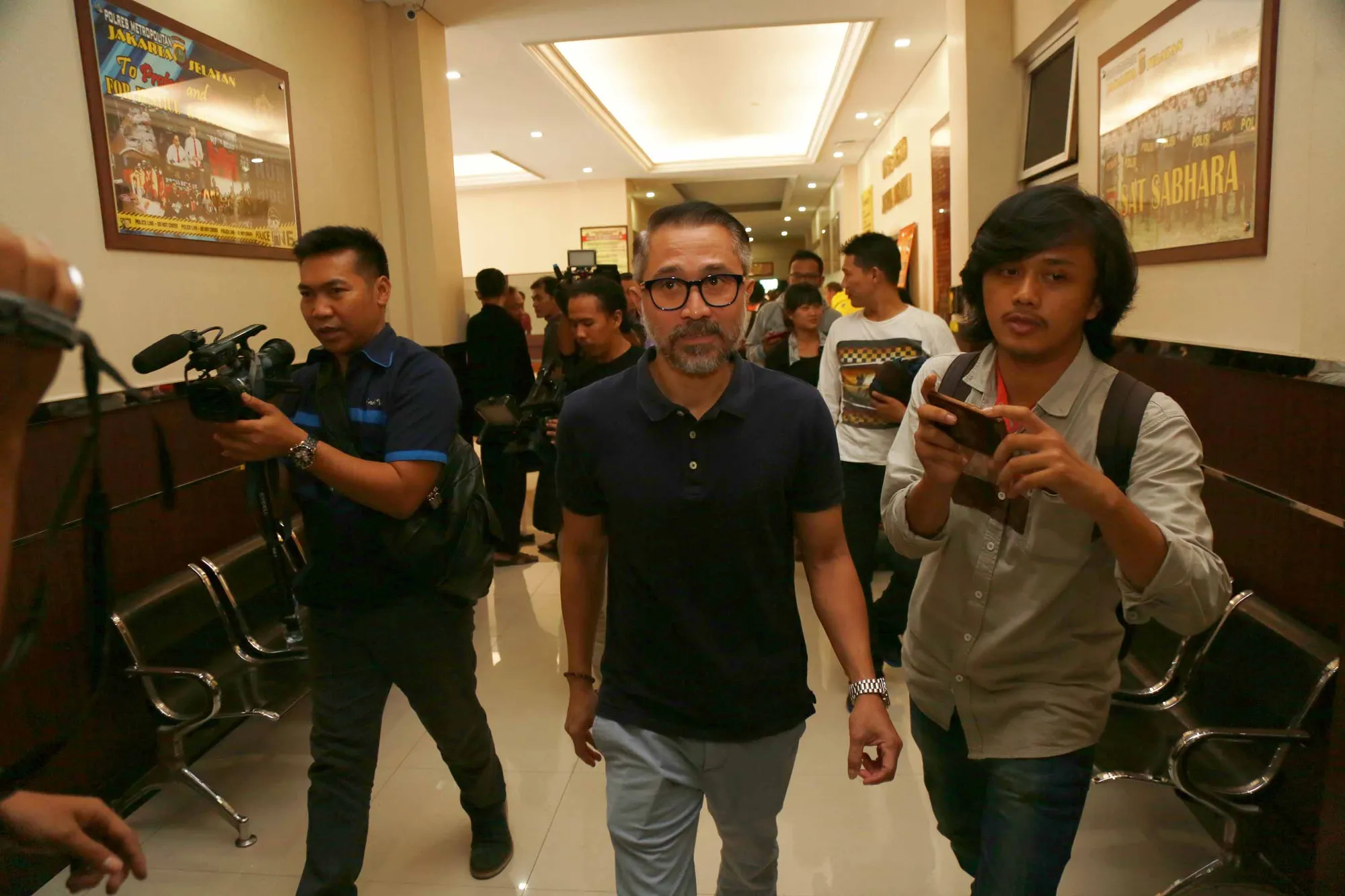 Wakili teman-teman Rumah Aktor Indonesia, Lukman Sardi berikan support untuk Tora Sudiro © KapanLagi.com/Muhammad Akrom Sukarya