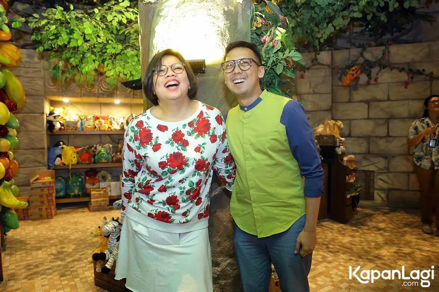 Tika Panggabean dan Udjo saat ditemui di acara soft launching Madagaskar Resto. © KapanLagi.com/Bayu Herdianto