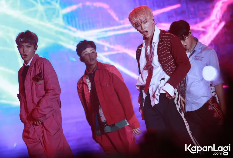 NCT 127 memenuhi janji mereka tampil luar biasa di panggung Spotify In Stage. © KapanLagi.com/Agus Apriyanto