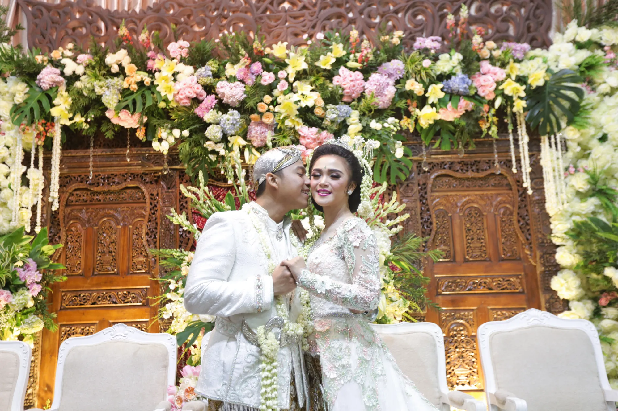 Ketika doa selesai, tamu undangan sempat tertawa lantaran Surya mengucapkan ijab kabul dengan tegas dan cepat © KapanLagi.com/Budy Santoso