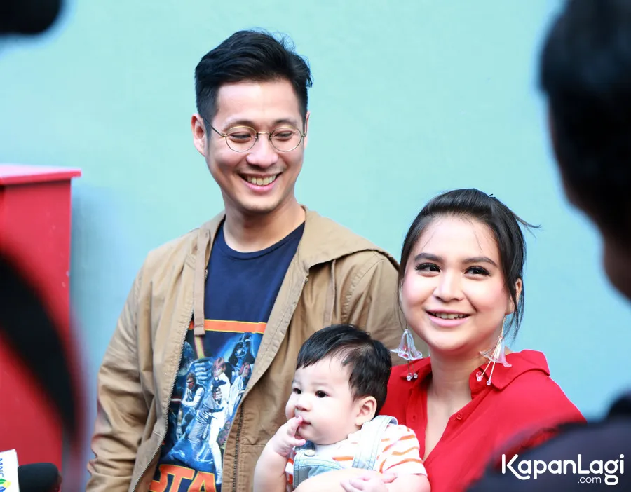 Putti Titian tetap terlihat bak remaja meski telah memiliki anak. © KapanLagi.com/Muhammad Akrom Sukarya