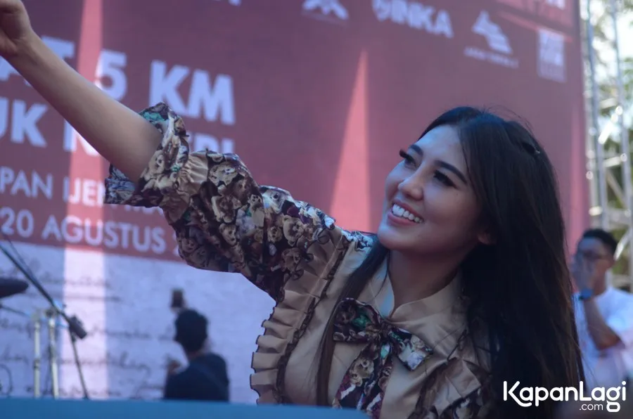 Dulu dikenal karena karya dan penampilan, kini Via sudah terlibat sensasi dan perseteruan. © KapanLagi.com/Abel Risang