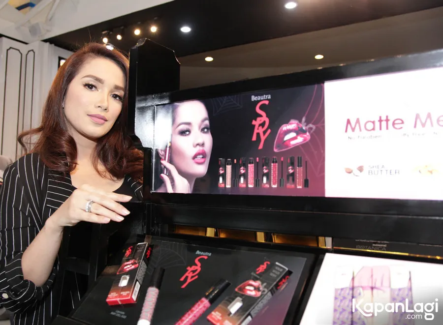 Ussy sibuk dengan bisnis kosmetiknya © KapanLagi.com®/Akrom Sukarya