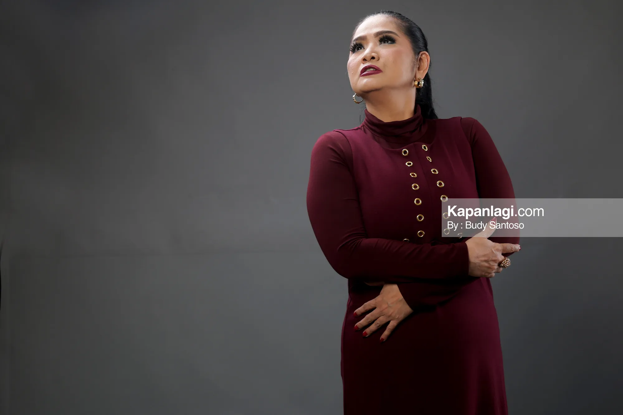 Sempat kesulitan, Vina Panduwinata tetap berusaha menikmati musik yang tengah digemari kawula muda tersebut © KapanLagi.com/Budy Santoso