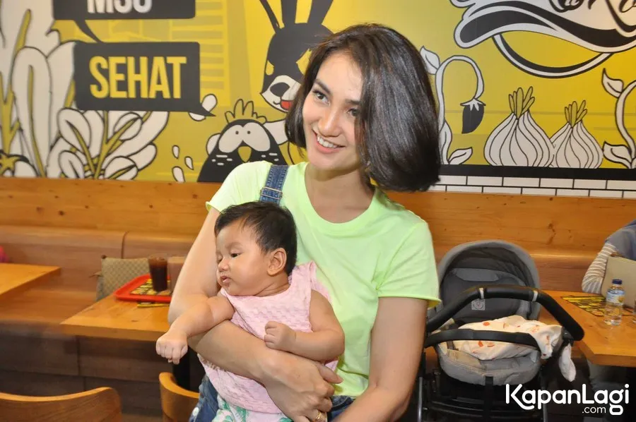 Atiqah Hasiholan saat ini ingin fokus untuk merawat sang buah hati. © KapanLagi.com/Bayu Herdianto