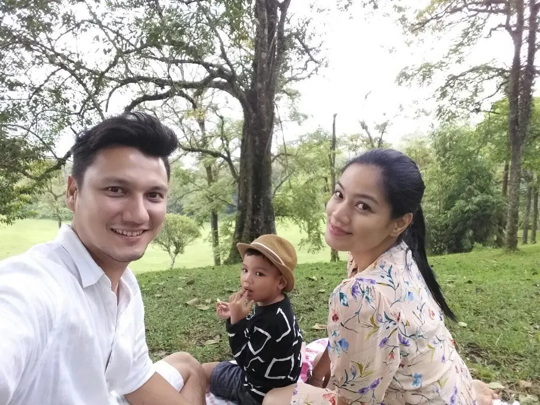 Titi Kamal dan keluarga, tetap mesra di kehamilan kedua. Foto: Instagram Titi Kamal