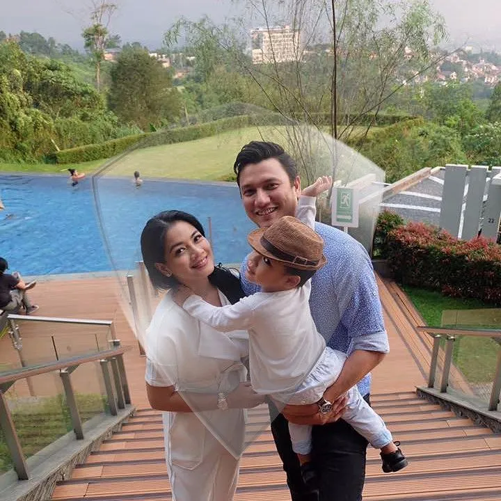 Titi dan keluarga menyempatkan babymoon di Malaysia. Foto: Instagram Titi Kamal