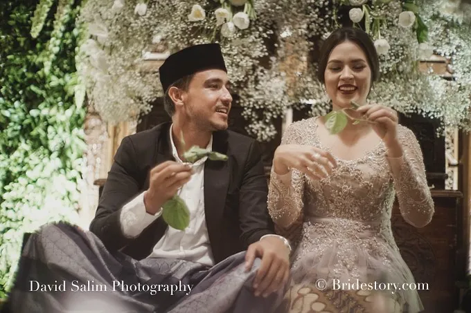 Hamish dan Raisa jalani adat Ngeyeuk Seureuh © Bridestory