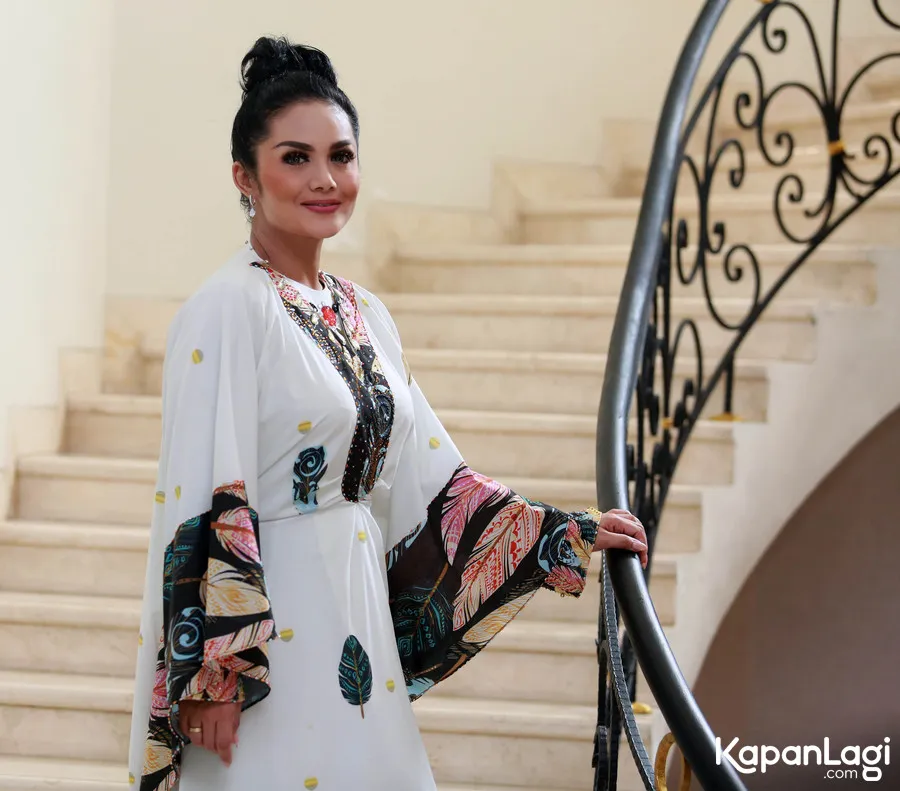 Krisdayanti ungkap ingin foto bersama dengan Aurel dan Azriel Hermansyah. © KapanLagi.com/Muhammad Akrom Sukarya