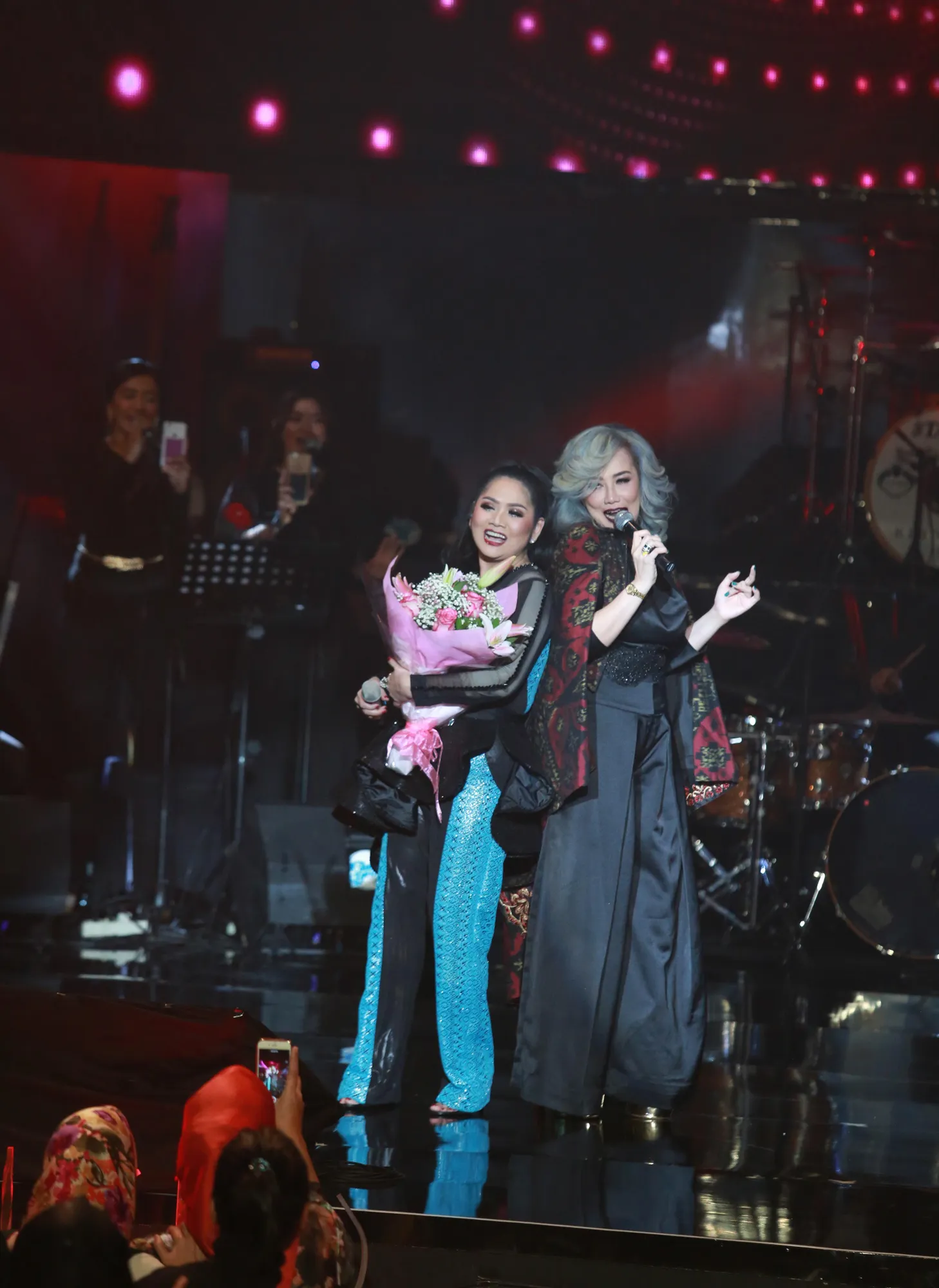 Vina berkolaborasi dengan banyak musisi buat konsernya kali ini ©KapanLagi.com®/Muhammad Akrom Sukarya