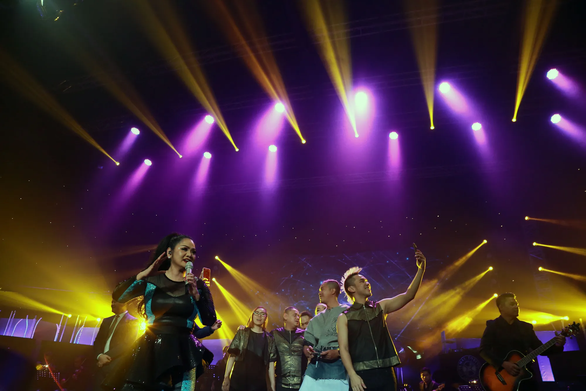 Vina melantunkan lagu-lagu hitsnya di konser September Ceria ©KapanLagi.com®/Muhammad Akrom Sukarya