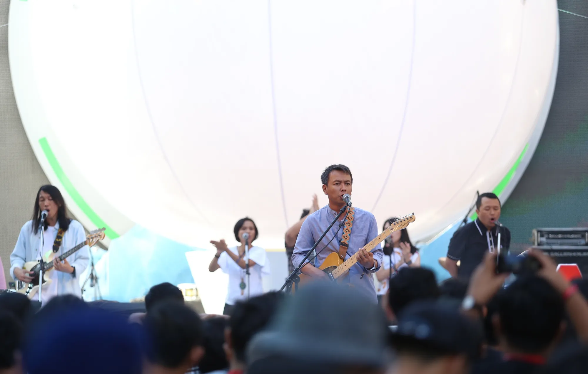 Angin jadi tantangan tersendiri bagi Efek Rumah Kaca dan Cognatio Orchestra saat tampil di 'Soundrenaline 2017' © KapanLagi.com/Fikri Alfi Rosiyadi