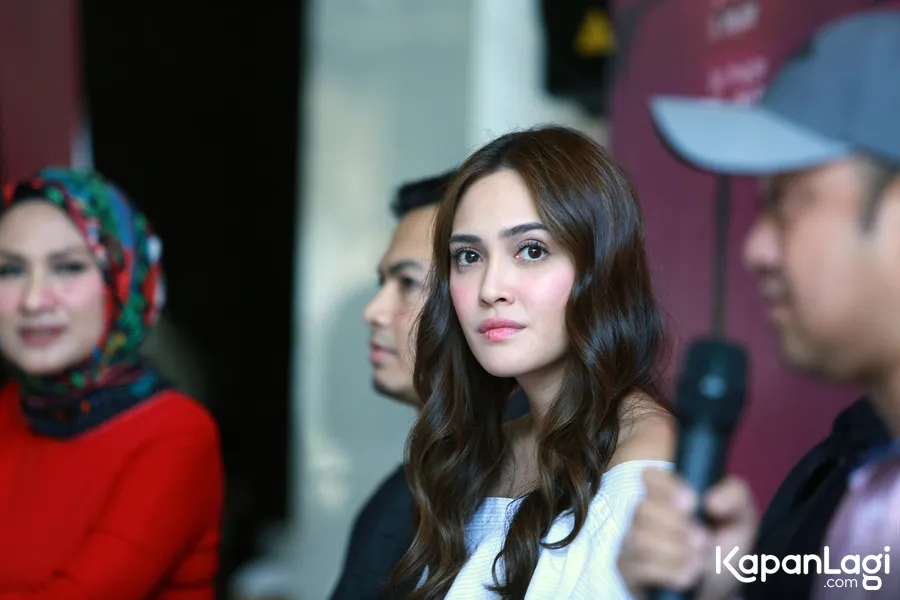 Sibuk dengan pekerjaan, Shandy Aulia tetap ada waktu untuk sang suami dan keluarga. Credit: KapanLagi.com/Muhammad Akrom Sukarya