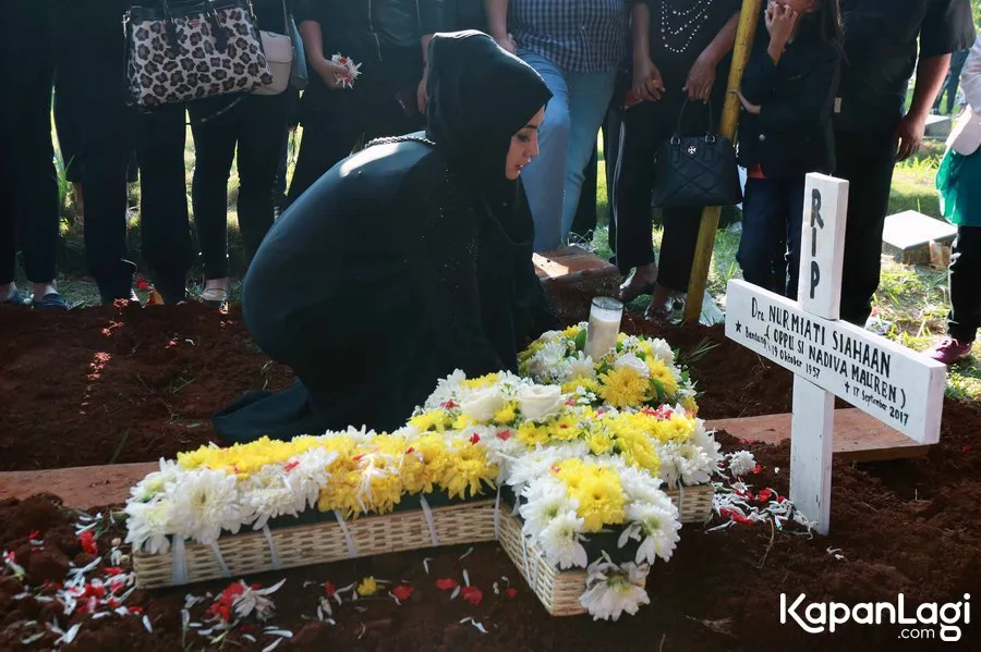 Meski beda keyakinan, Natalie Sarah dan ibunda tetap bisa saling menghormati. © KapanLagi.com/Muhammad Akrom Sukarya
