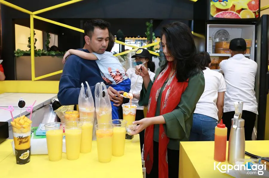 Rafathar yang tidur di pelukan Raffi Ahmad saat pembukaan cabang Mango Bomb. © KapanLagi.com/Agus Apriyanto