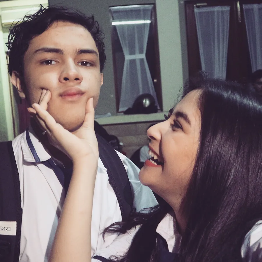 Prilly suka banget jahilin Shawn © Instagram/prillylatuconsina96