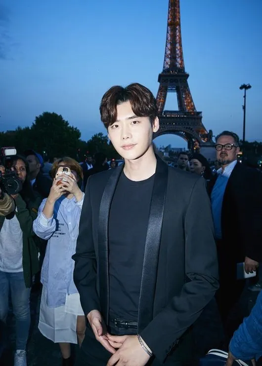 Lee Jong Suk di Paris Fashion Week. © Saint Laurent