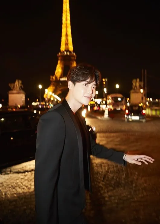 Lee Jong Suk telah mendapat panggilan wajib militer dan memutuskan menundanya untuk sementara demi menyelesaikan semua jadwalnya. © Saint Laurent